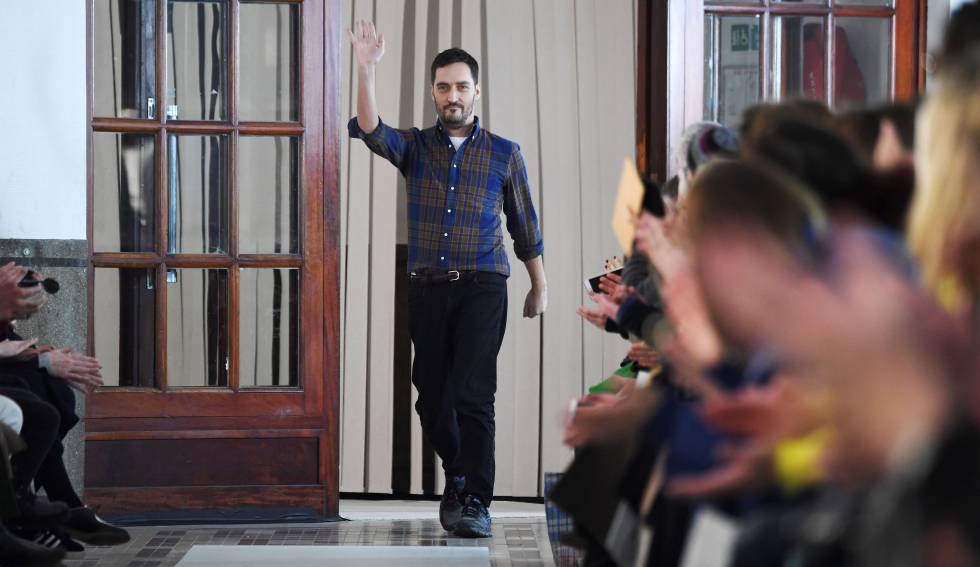 El diseñador Serge Ruffieux saluda tras el desfile de la colección otoñoinvierno de Carven, en París, en marzo.