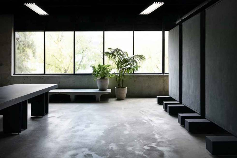 Minimalista sin ser dogmático, vintagista sin ser hipster. Así es el interior de la nueva sede Yeezy.