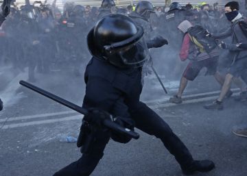 Los Mossos cargan contra los CDR en Barcelona