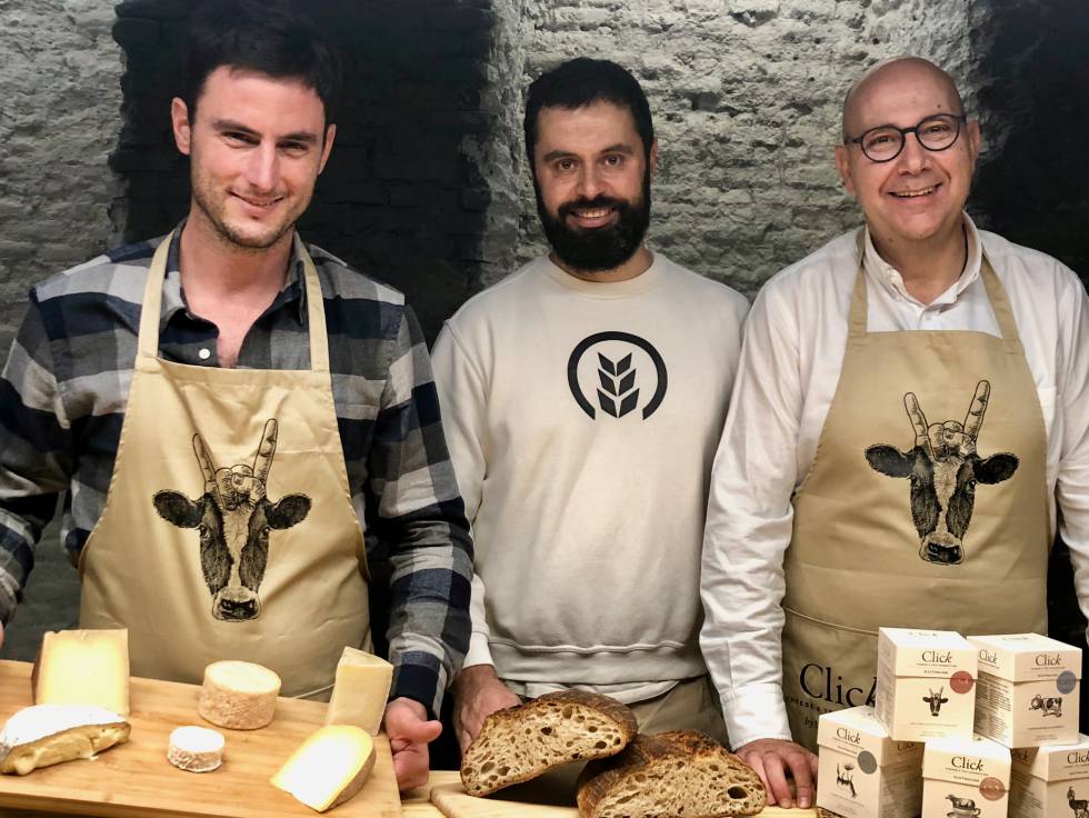 RUBEN VALBUENA Y HERMINIO GARCÍA, CON EL PANADERO ANTONIO RAMOS (OBRADOR SAN FRANCISCO) QUE APORTÓ UNA GRAN HOGAZA PARA LA CATA CAPEL