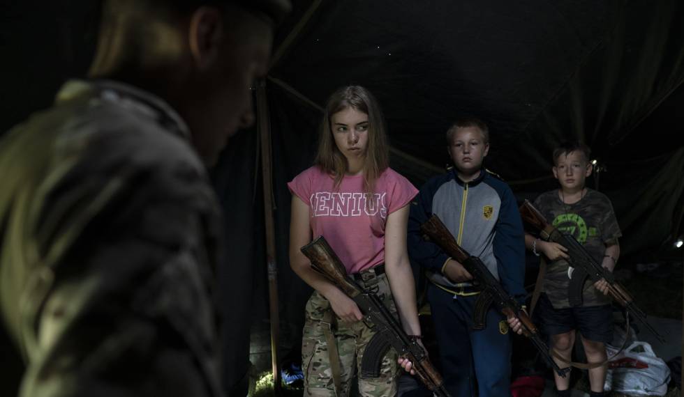 Treinando meninos e meninas ucranianos para a guerra