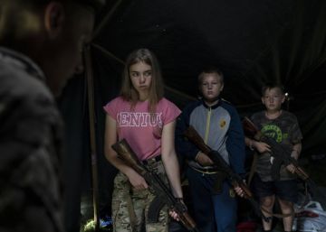 Treinando meninos e meninas ucranianos para a guerra