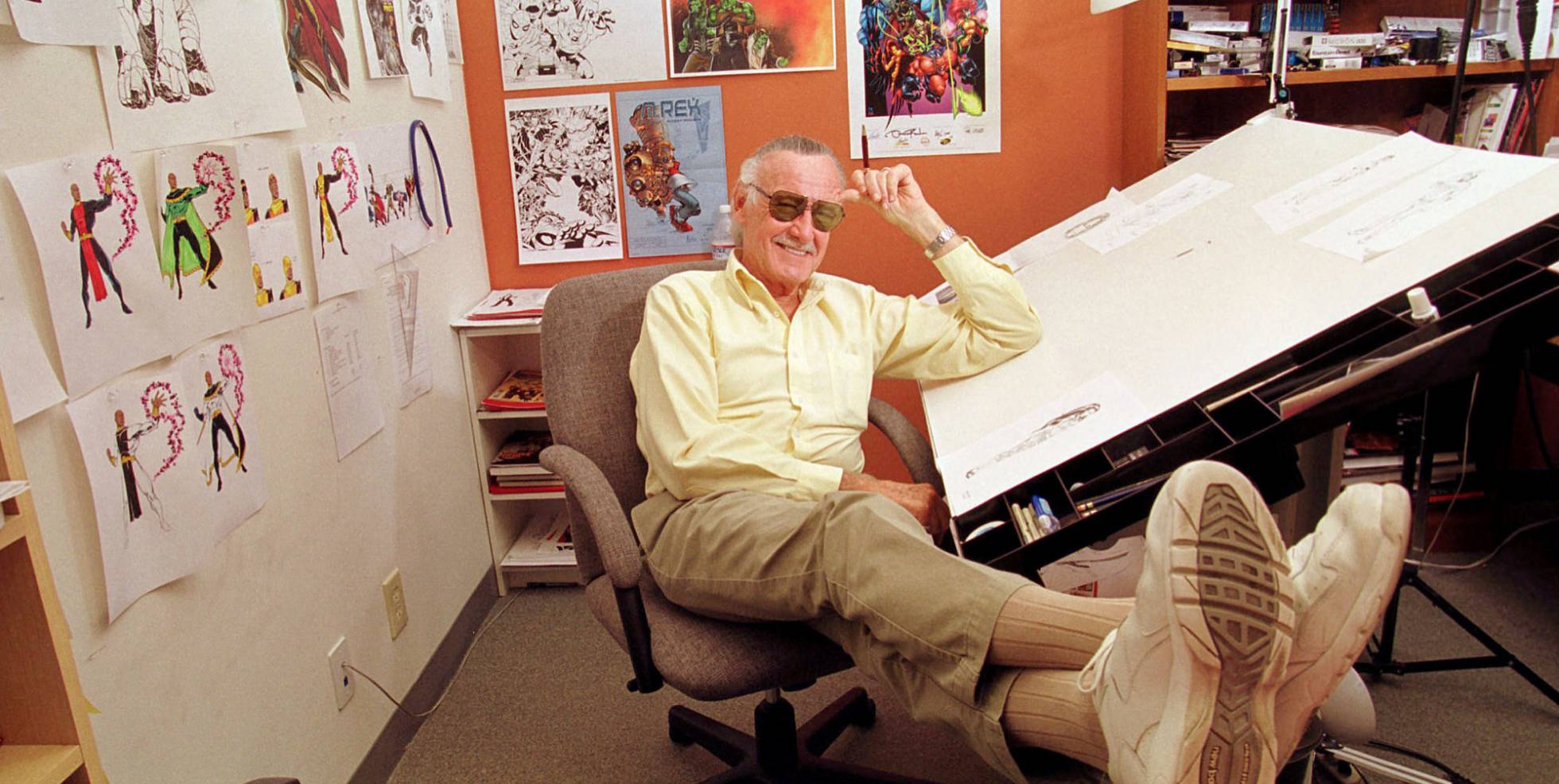 Stan Lê, criado de superhéroes como Spiderman para a editorial Marvel, posa em seu estudo de Los Angeles.