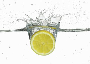 ¿Cuáles son los beneficios de tomar agua con limón cada mañana?