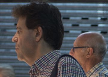 Varias personas compran en un mercado de Madrid.