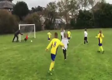 Un padre empuja a su hijo para evitar que le marquen gol