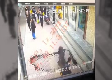 Una mujer cae en un socavón de tres metros en China