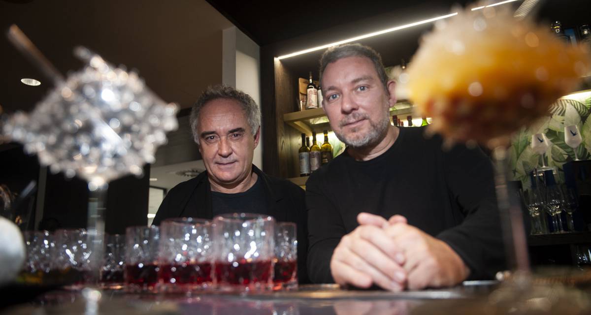 Ferran y Albert Adrià, en la presentacion del primer volumen de ''El Sapiens de los Cocteles, Cocteleria y Bartenders'