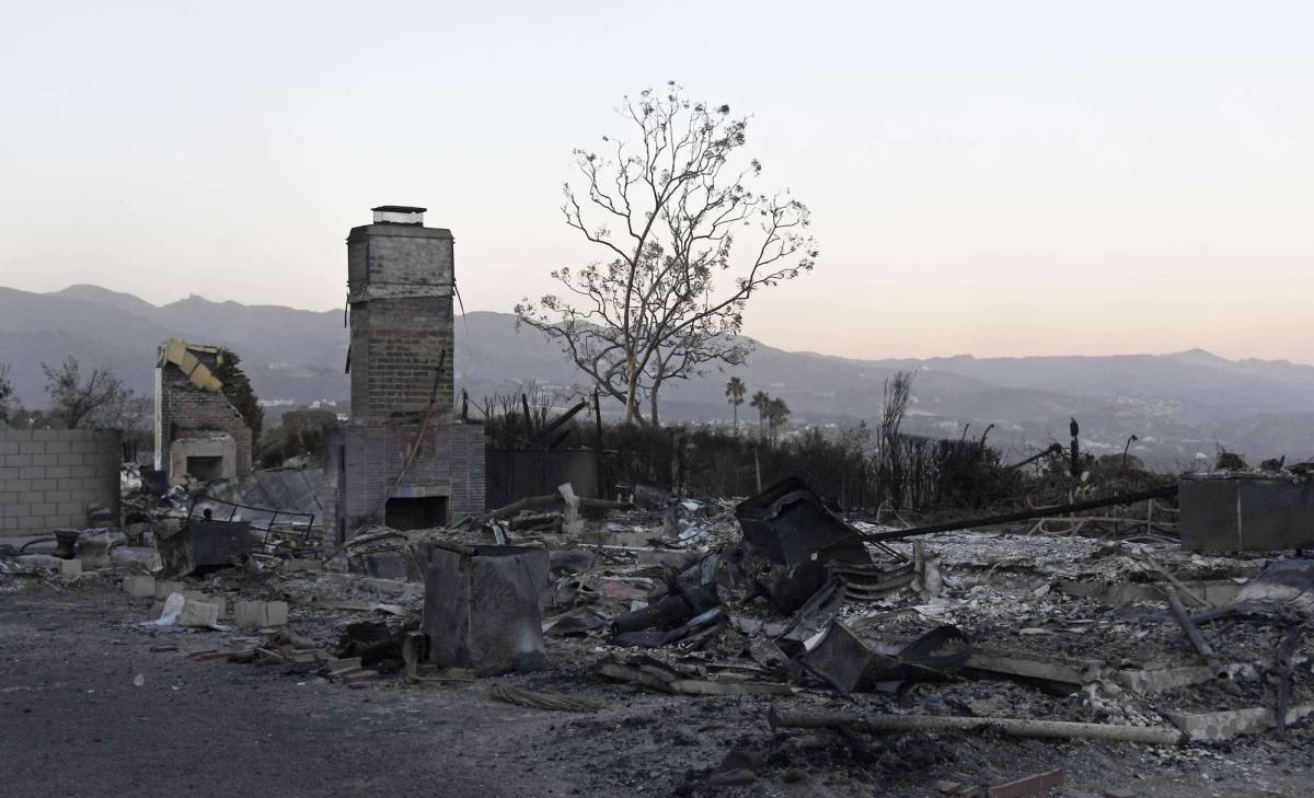 Casas destruidas por el fuego en Malibú, con las montañas de Santa Mónica al fondo.