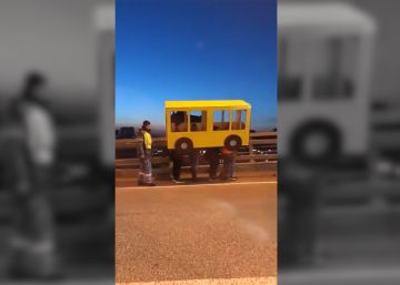 Un disfraz de autobús para protestar contra el veto a los peatones