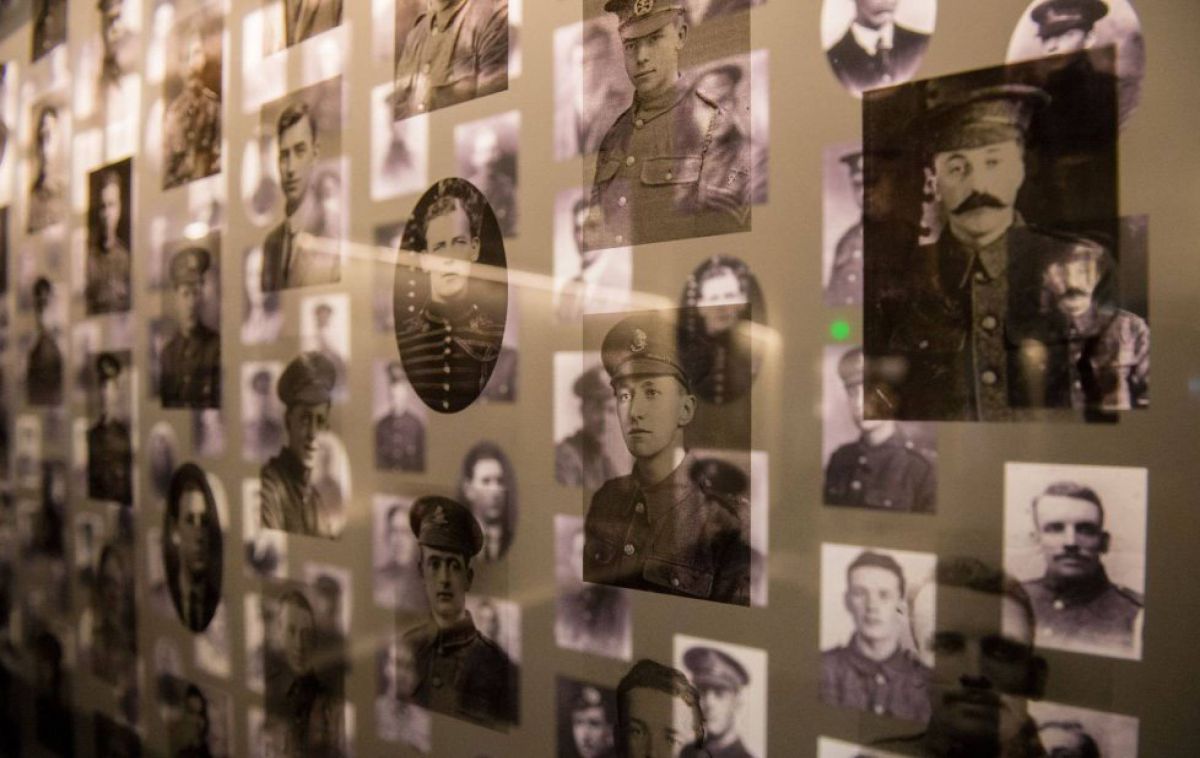 Imágenes de soldados de la Primera Guerra Mundial en el centro histórico dedicado a la batalla del Somme, en Thiepval (Francia)