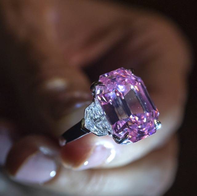 Un empleado de Christie's muestra el diamante Pink Legacy.