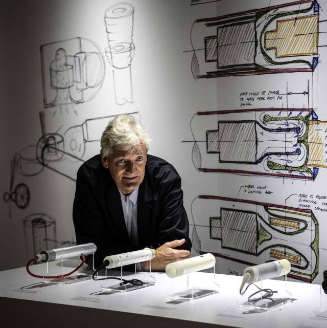 James Dyson, en su estudio en Londres en el que trabaja en el coche eléctrico.