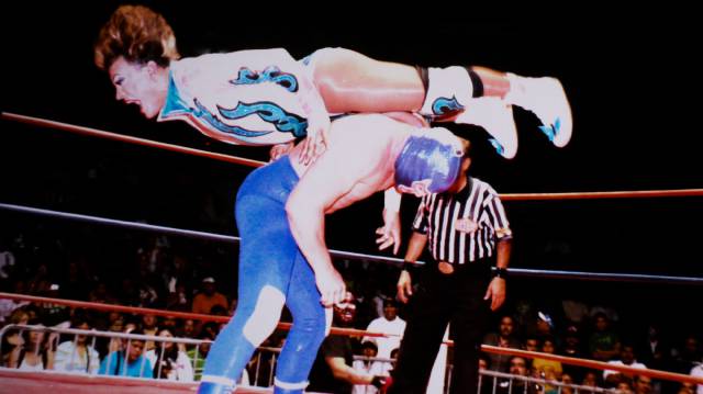 Cassandro en un combate en la lucha libre mexicana.