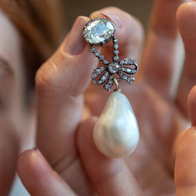 El colgante de perlas y diamantes de la reina Maria Antonieta, datado del siglo XVIII, en Ginebra, Suiza, el 7 de noviembre de 2018.