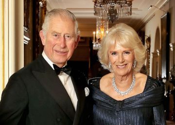 Isabel II, más madre que reina en el brindis por el 70º cumpleaños de su hijo Carlos