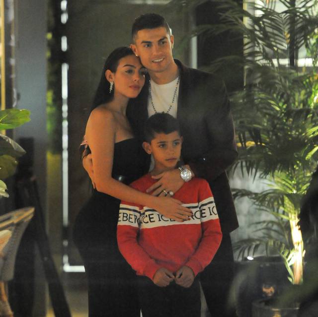 Cristiano Ronaldo, junto a Georgina Rodriguez y su hijo Cristiano Jr. el pasado martes en Londres.