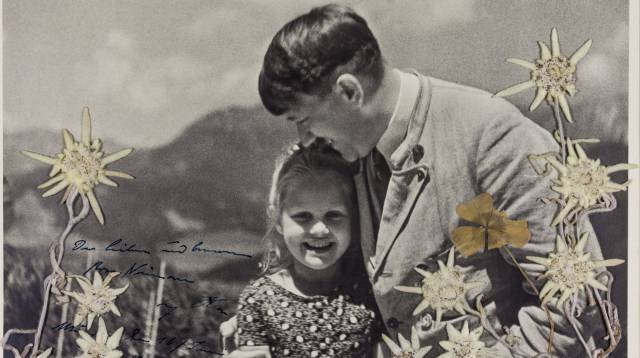 Hitler junto a la niña judía Rosa Nienau.