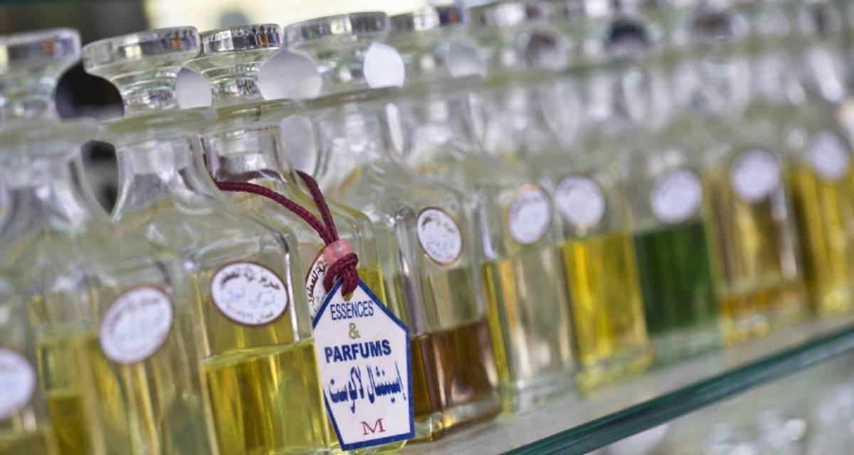 Tarros de esencias de perfumes en Amán, Jordania.