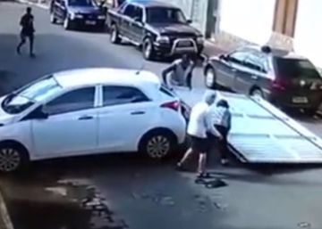 Un coche sin conductor arrolla a dos jubilados al tirar la puerta de un garaje