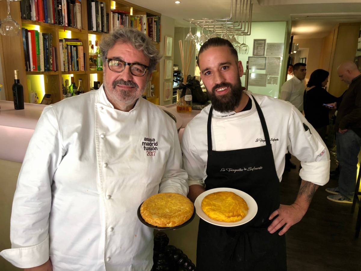 JUANJO LÓPEZ Y NACHO TRUJILLO EN LA TASQUITA CON LAS DOS TORTILLAS, CON ACEITE Y CON MANTEACA DE CERDO IBÉRICO CAPEL