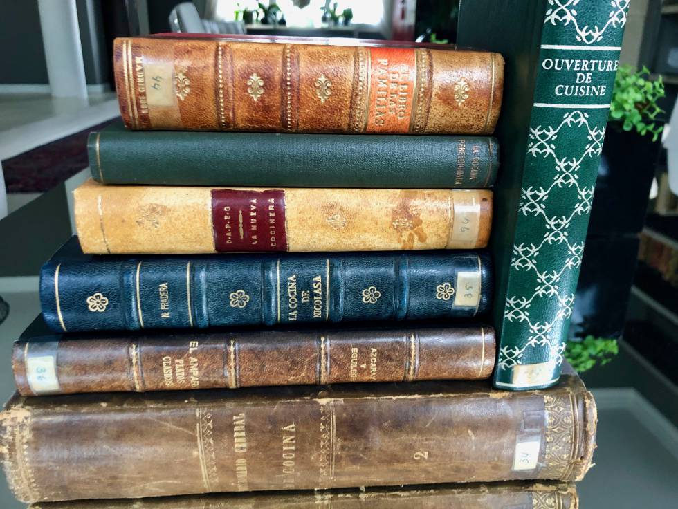 LIBROS DE COCINA, EDICIONES ORIGINALES DEL XIX Y EL XX, EN LOS QUE CITAN LA TORTILLA DE PATATAS ELABORADA CON MANTECA DE CERDO. A SU LADO UN FACSIMIL DEL XVII, EDITADO EN LIEJA CAPEL