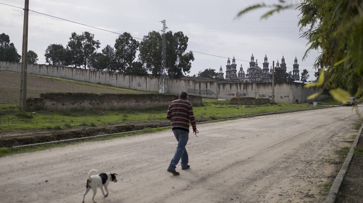 Un hombre camina hacia la Iglesia Palmariana en El Palmar de Troya.