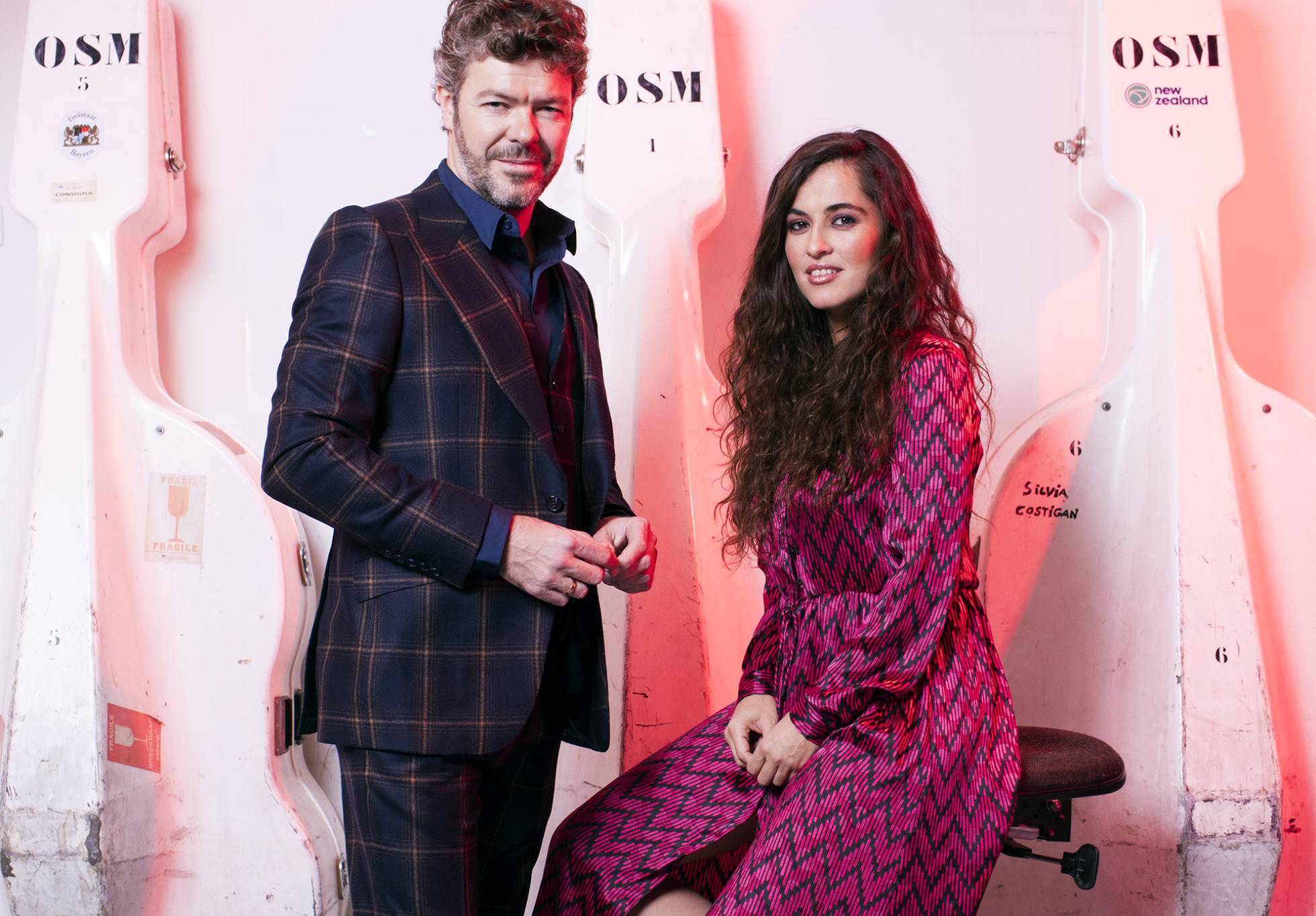 El director de orquesta Pablo Heras-Casado y la cantante Sílvia Pérez Cruz posan en uno de los pasillos del Teatro Real.