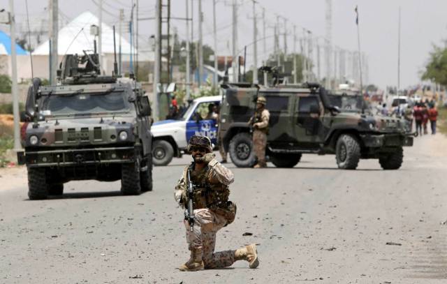 Un convoy europeo, tras sufrir un ataque terrorista, en octubre en Mogadiscio (Somalia).