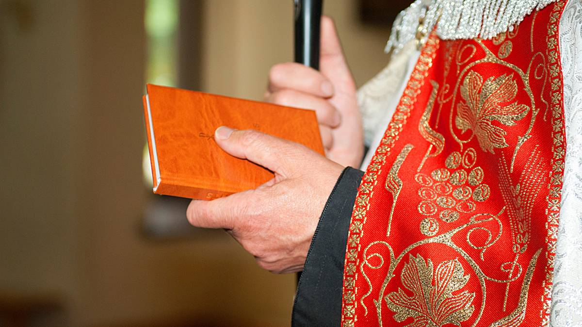 Un sacerdote con una Biblia.