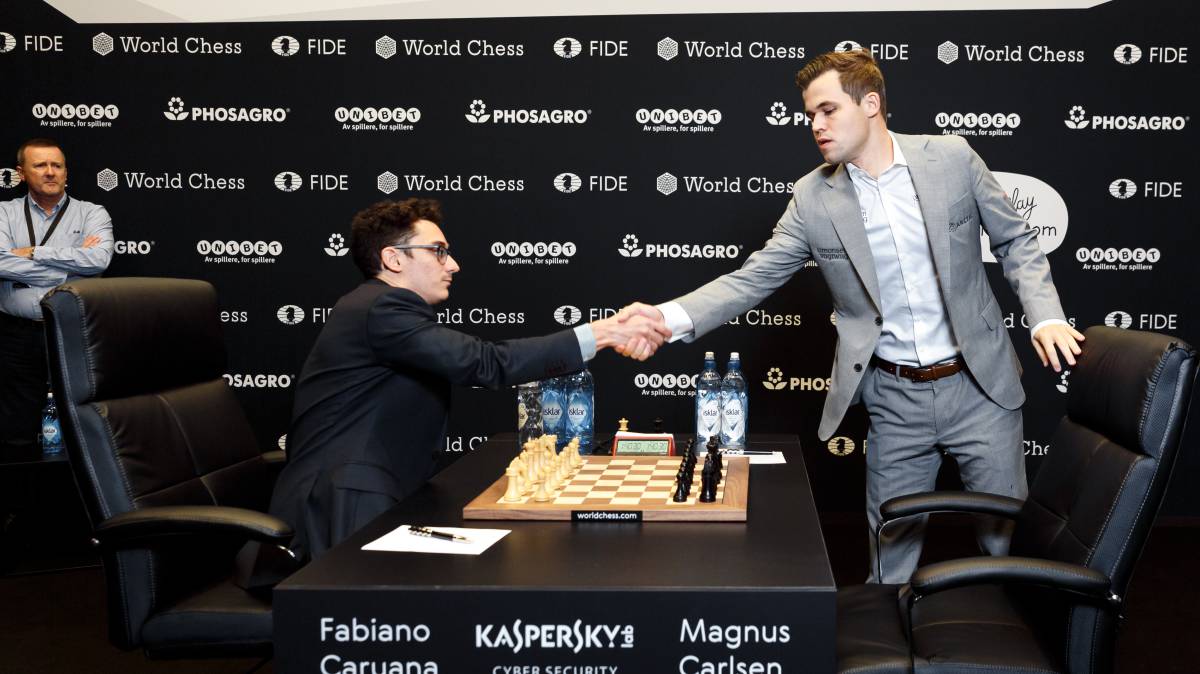 Magnus Carlsen saluda a Fabiano Caruana.