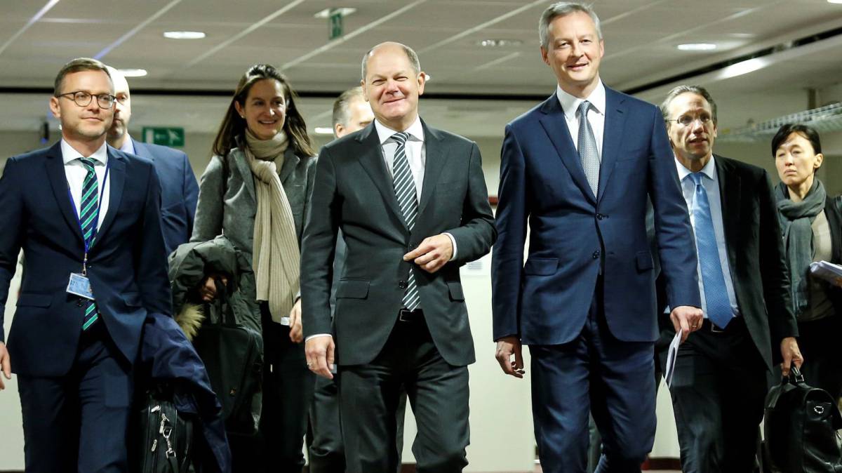 Los ministros Le Maire (centro, a la derecha) y Scholz (a su lado).