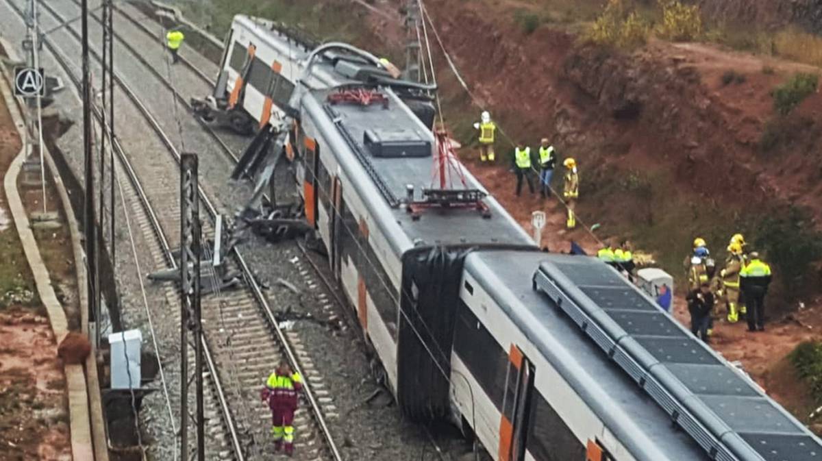 Imágenes del tren descarrilado.