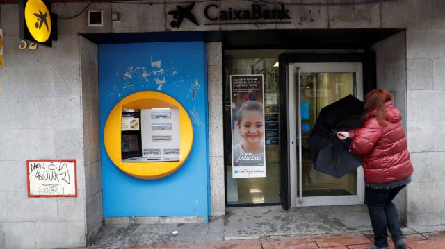 Entrada a una oficina de CaixaBank.