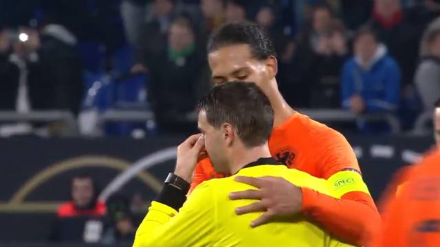 Virgil Van Dijk consuela al árbitro Hategan.