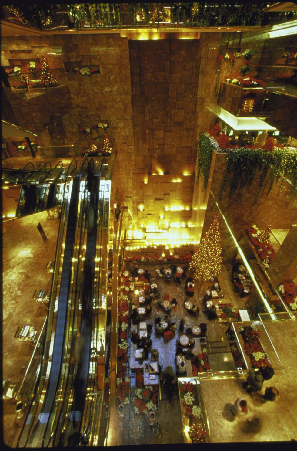 Panorámica del vestíbulo de la Torre Trump, forrado en mármol italiano.