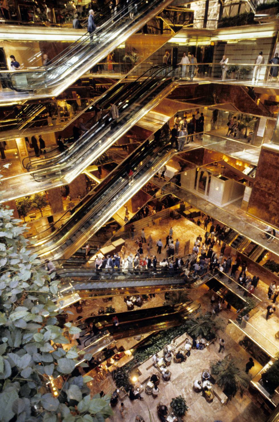 Las escaleras mecánicas que unen los seis pisos que conforman el vestíbulo de la Torre Trump.