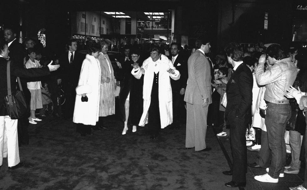 El 'showman' Liberace fue una de las primeras celebridades que se mudó a vivir a la Trump Tower. Aquí fotografiado en el lobby en 1985, tras dar un concierto en el Radio City Music Hall.