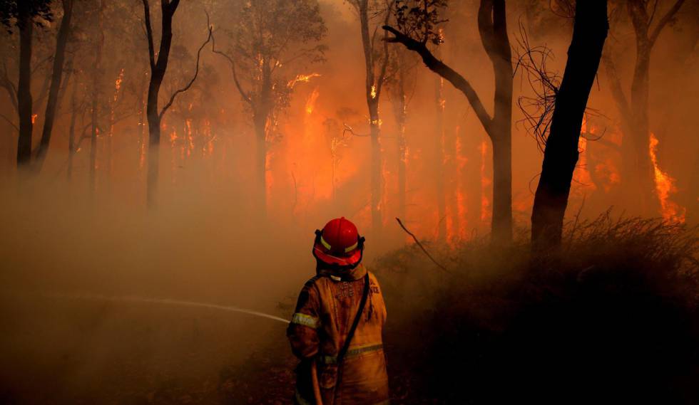 Un bombero rural combate un incendio en Nueva Gales del Sur (Australia).