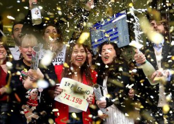 Empleados y dueños de Doña Manolita, en Madrid, celebran el Gordo y otros premios de la Loteria de Navidad el pasado 22 de diciembre.