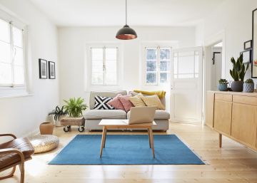 Espejos, cuadros, líneas y colores: 10 trucos para que tu salón parezca más grande
