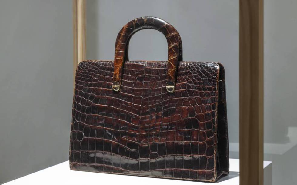 Un bolso que perteneció a Ava Gardner, expuesto en la tienda de Loewe en Madrid.