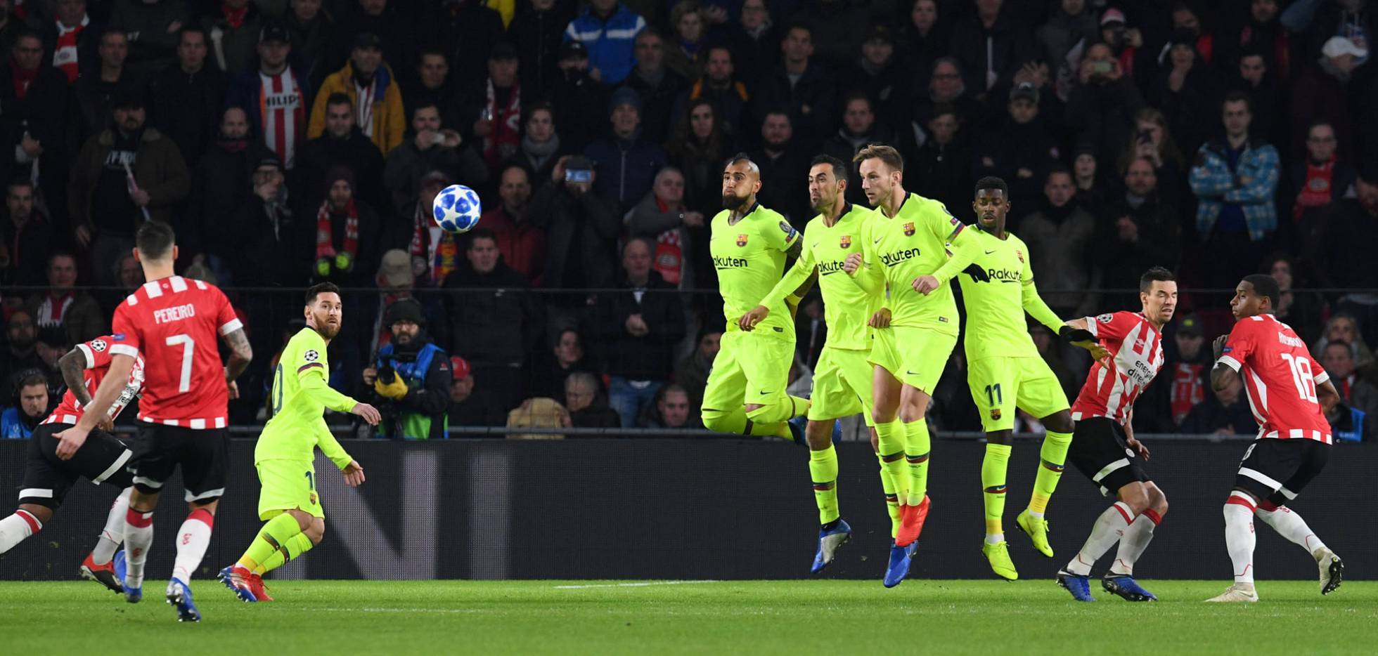 Un momento del partido PSV - FC Barcelona.