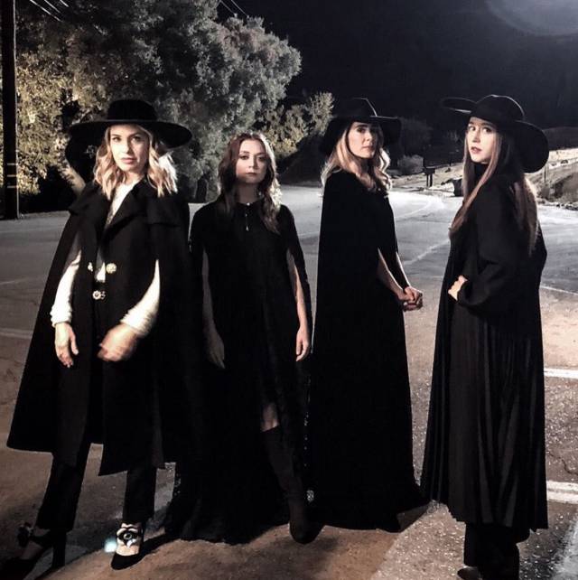 Las brujas de 'American Horror Story: Apocalypse': de izquierda a derecha, Leslie Grossman, Billie Lourd, Sarah Paulson y Taissa Farmiga.
