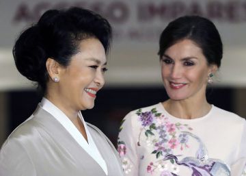 La reina Letizia le hace un guiño a China con un vestido de 96 euros