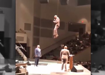 Un pastor entra en la iglesia colgado de una tirolina
