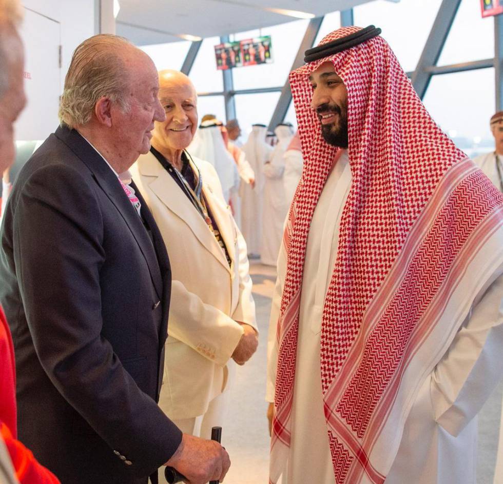 El rey Juan Carlos y el príncipe heredero de Arabia Saudí, Mohamed bin Salman, en el Gran Premio de Abu Dabi de Fórmula 1.