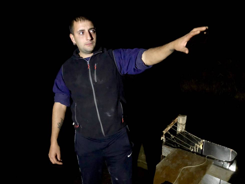 PESCADOR DEL DELTA DEL EBRO, DELANTE DE SU BUZÓN DE PESCA NOCTURNA CAPEL