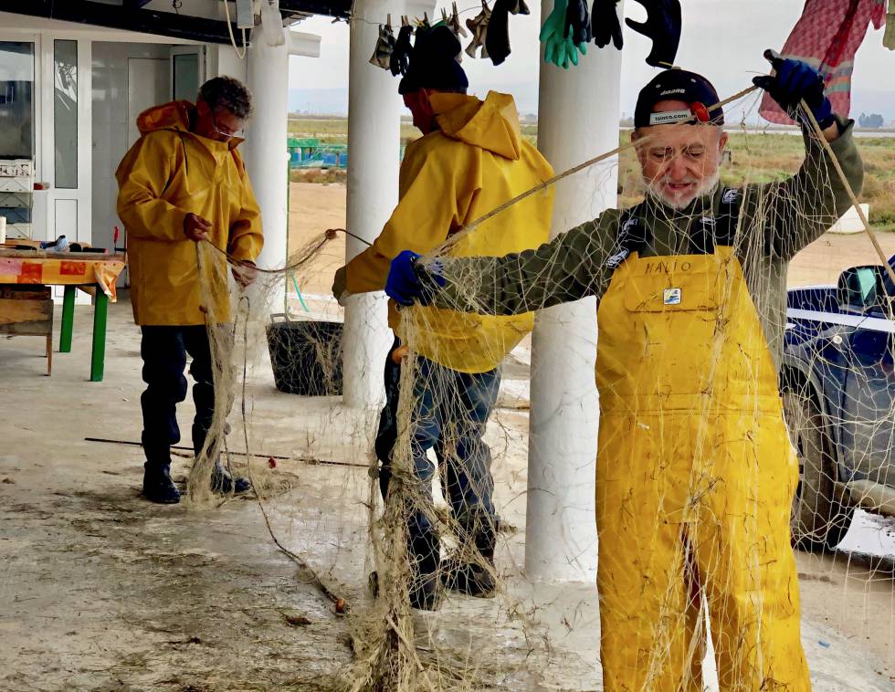 PESCADORES DEL DELTA DEL EBRO LIMPIANDO LAS REDES CAPEL