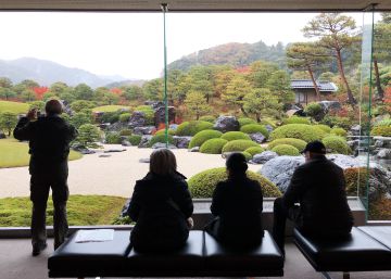 Un jardín japonés colgado entre los cuadros de un museo